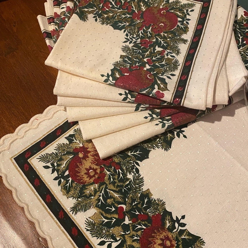 Holiday Table Runner and 6 Napkins - Holly Berries and Ornaments